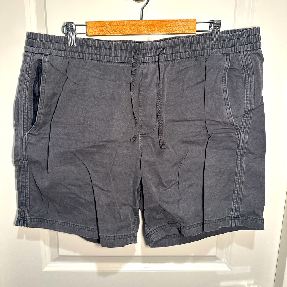 ABERCROMBIE & FITCH - Classic Flat Front 5 Inch Shorts, Men’s XL, Slate Grey